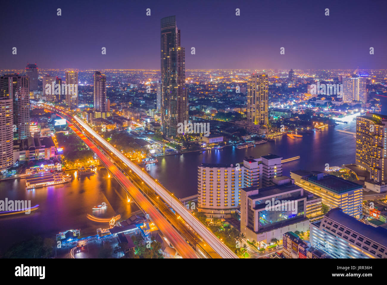 Bangkok, Thailand - 5. April 2015: Landschaft der Stadt Bangkok in der Dämmerung mit Vogel. Erfassen von der höchsten Bürogebäude in Bangkok. Stockfoto