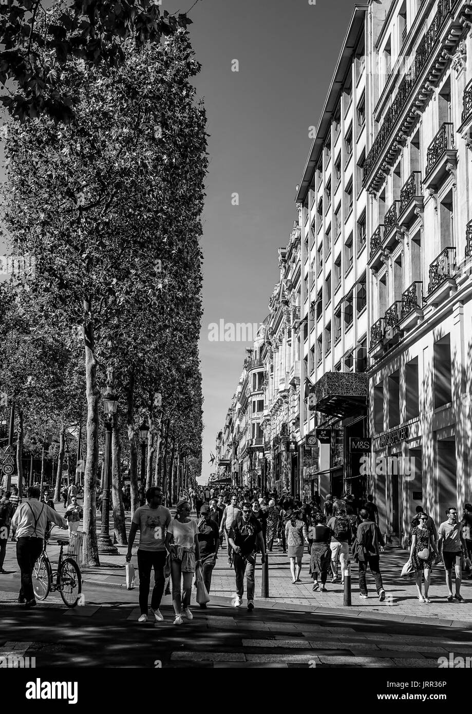Die belebten Gegend von Champs Elysees Boulevard in Paris - Paris/Frankreich - 24. SEPTEMBER 2017 Stockfoto