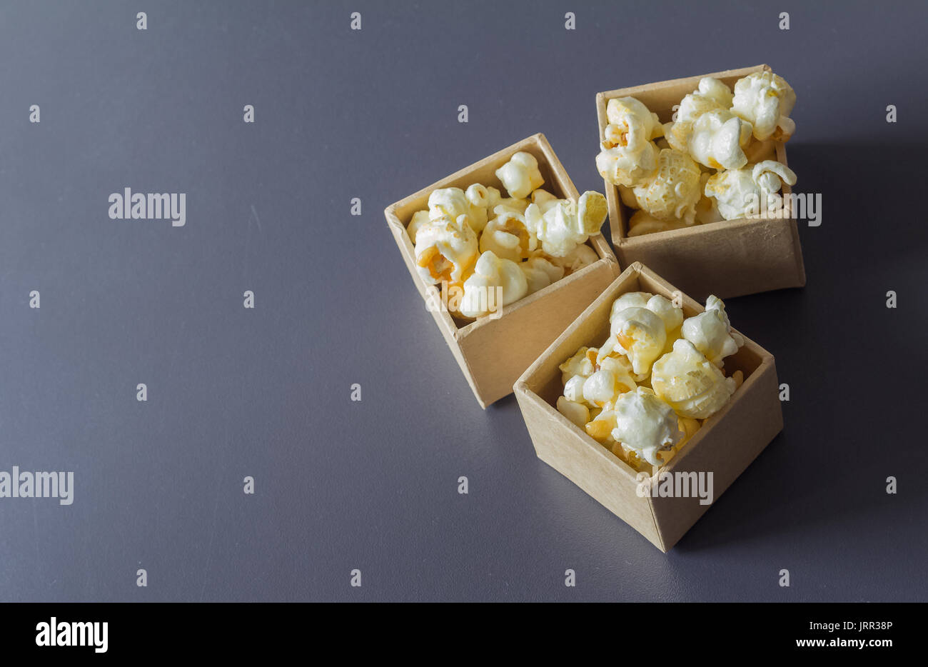 Sweet caramel Popcorn auf weißem Hintergrund Stockfoto