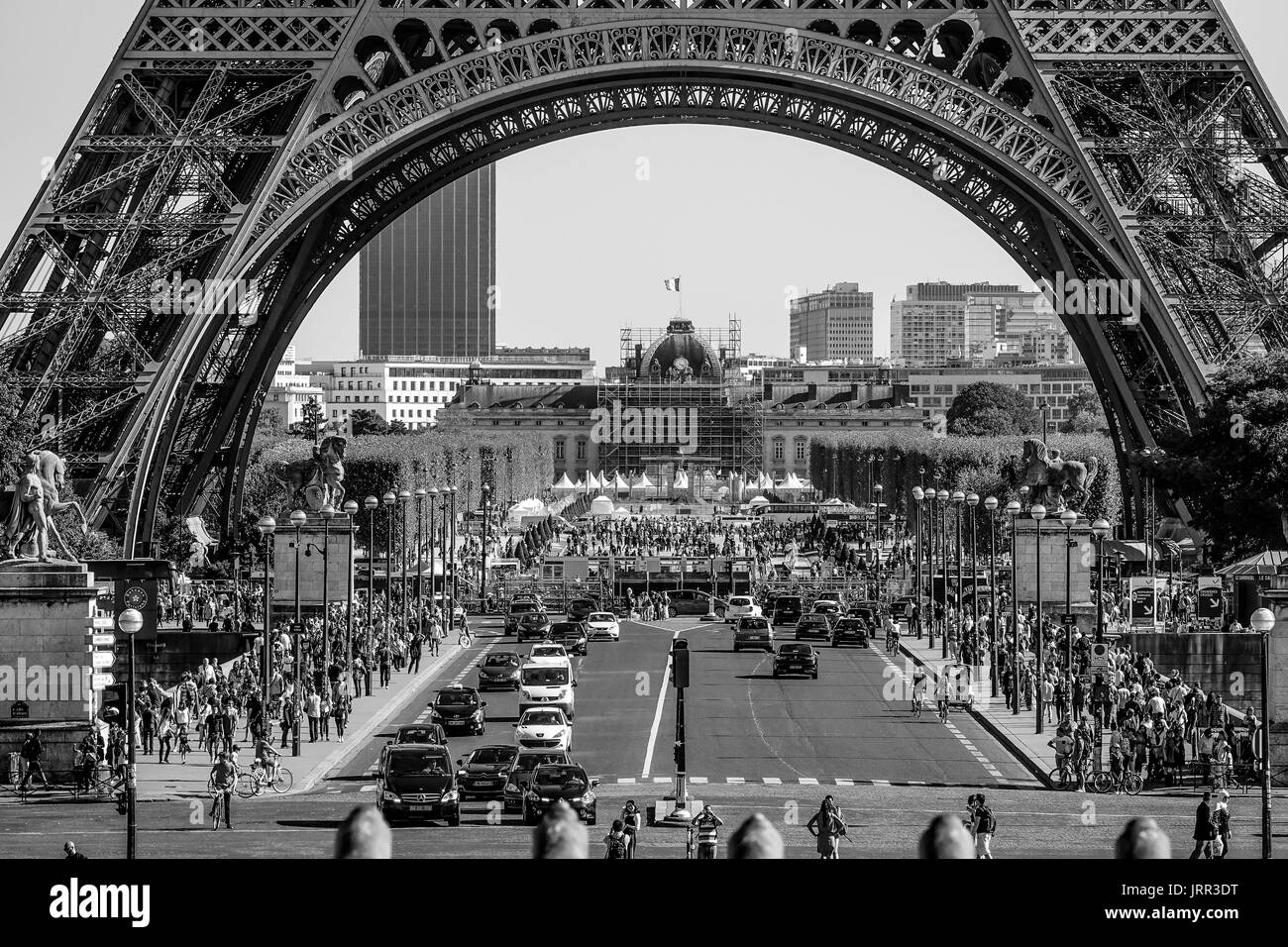 Die Strassen Unter Dem Eiffelturm Ein Belebter Ort Paris Frankreich 24 September 17 Stockfotografie Alamy