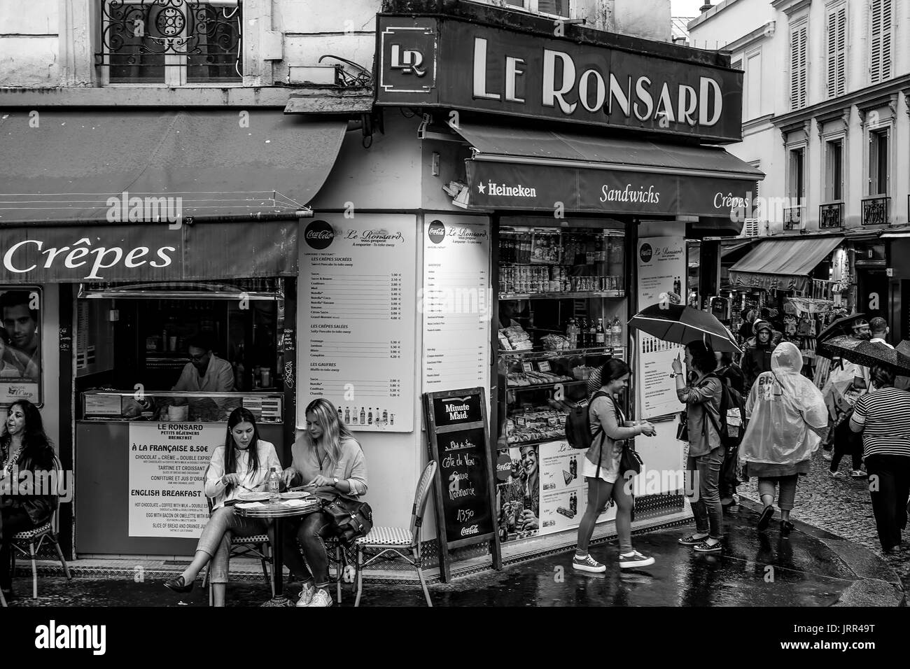 Kleine Street Café in Paris Montmartre - Paris/Frankreich - 24. SEPTEMBER 2017 Stockfoto