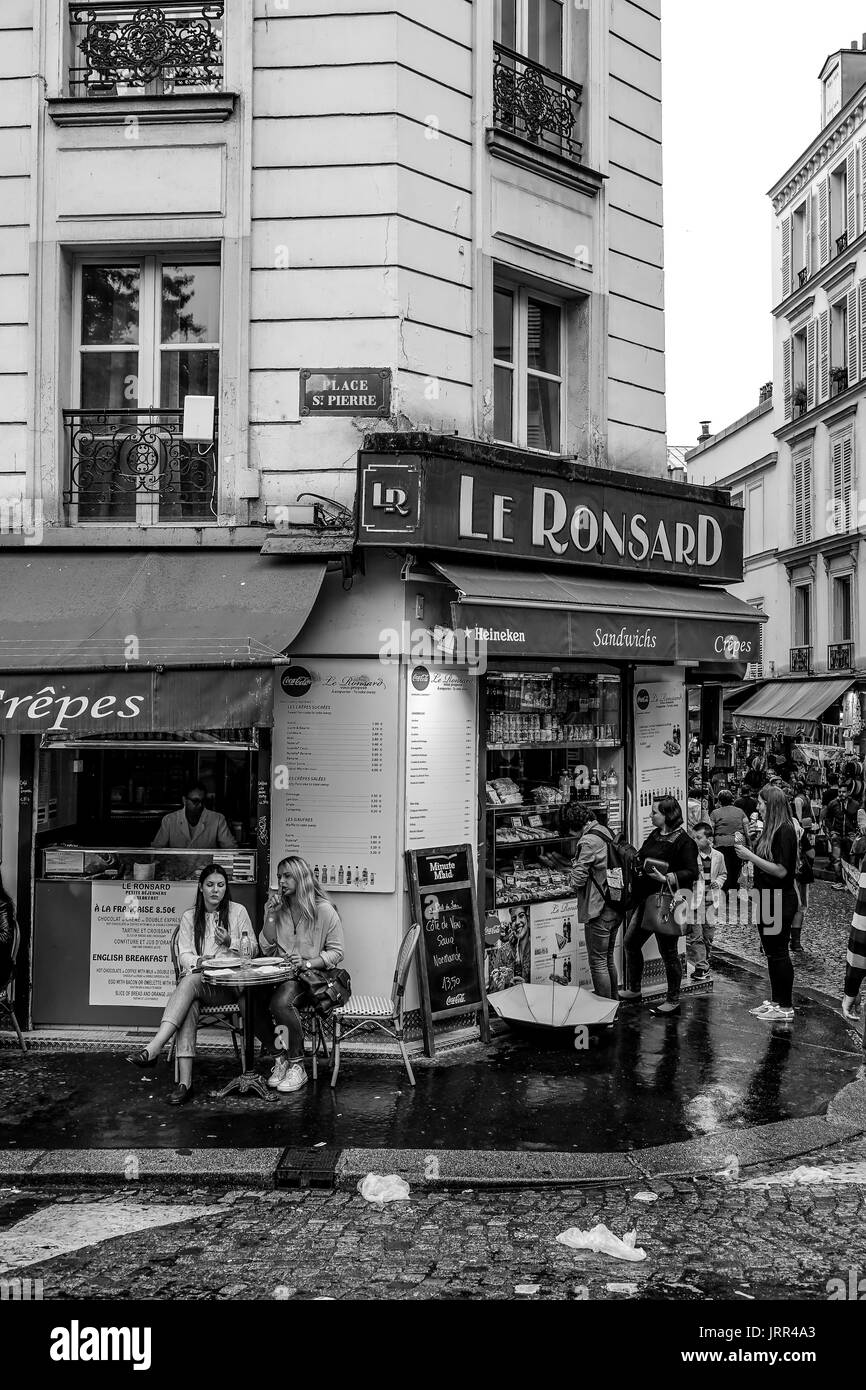 Kleine Street Café in Paris Montmartre - Paris/Frankreich - 24. SEPTEMBER 2017 Stockfoto