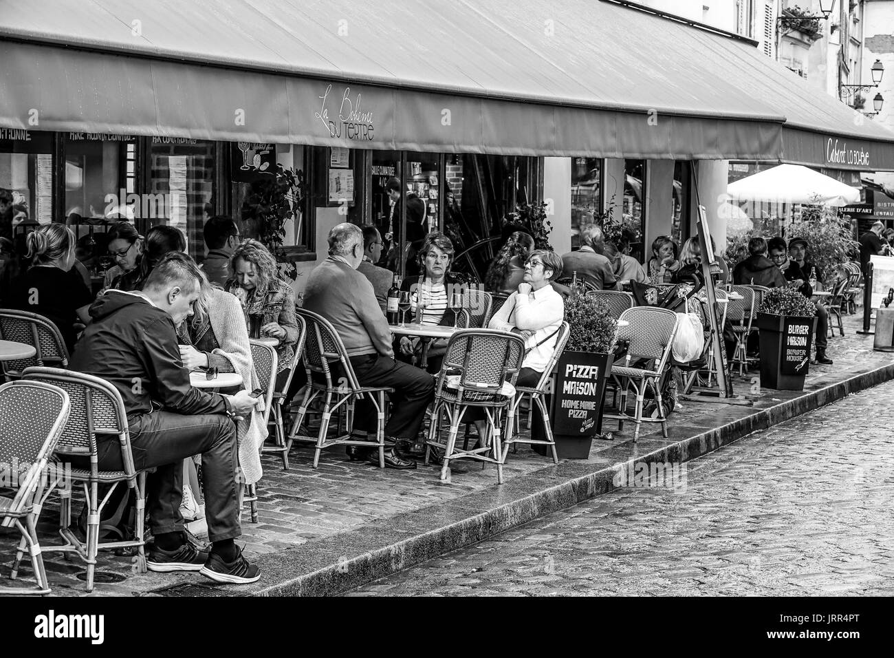 Im Pariser Stil Street Café am Montmartre - Paris/Frankreich - 24. SEPTEMBER 2017 Stockfoto