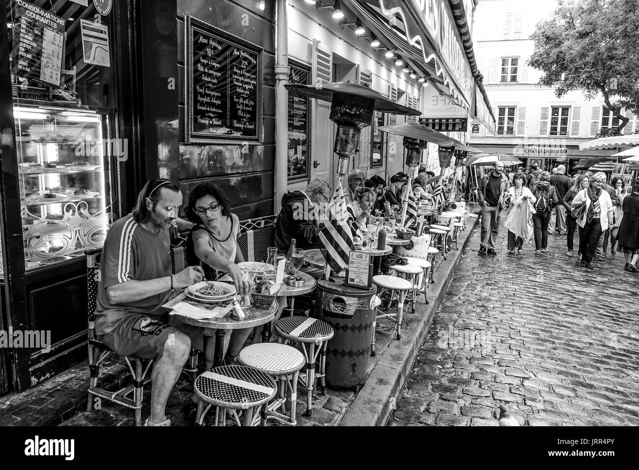 Im Pariser Stil Street Café am Montmartre - Paris/Frankreich - 24. SEPTEMBER 2017 Stockfoto