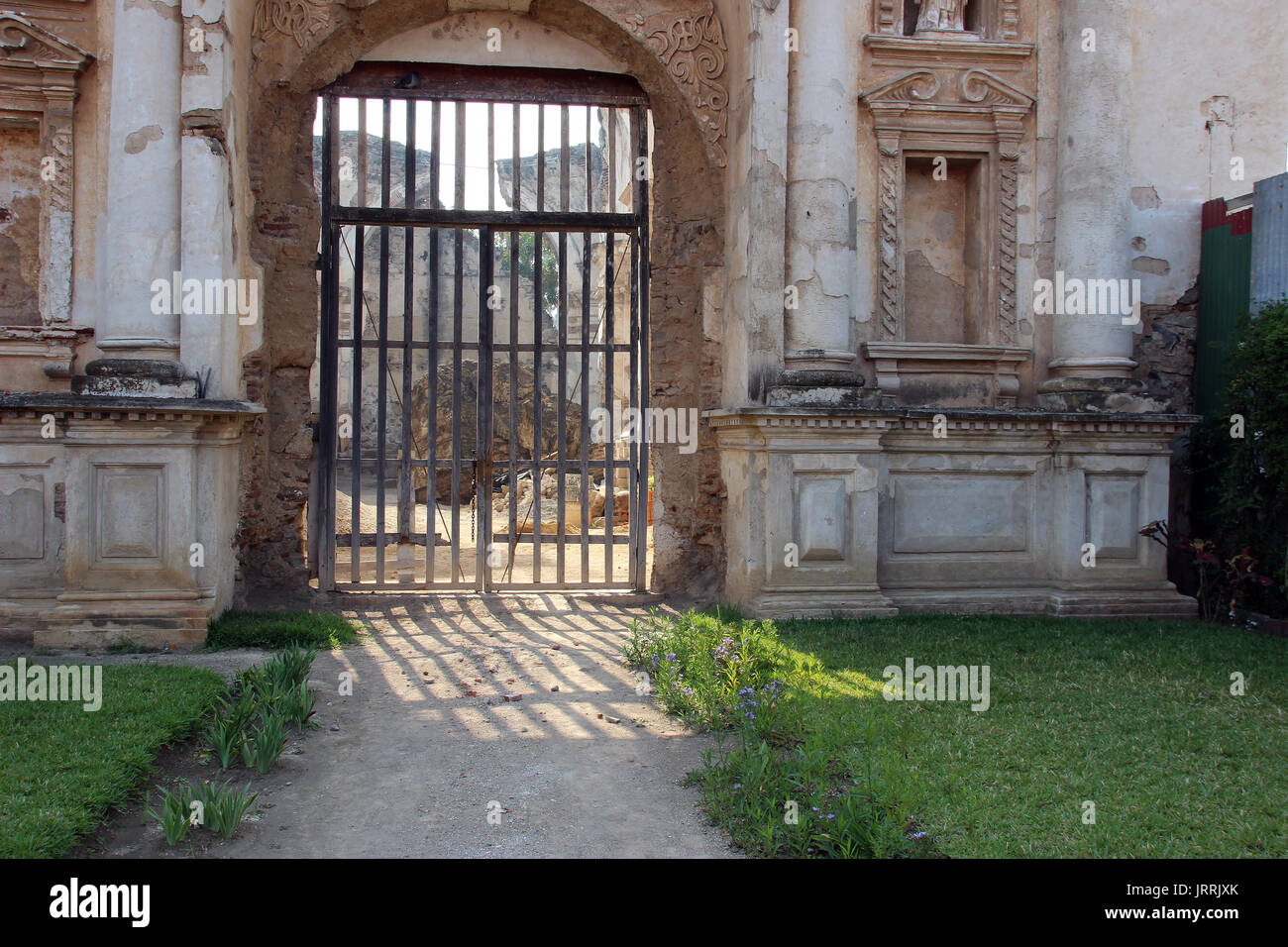 Ruinas de Iglesia Vieja, en La Antigua Guatemala, adentro se pueden ver Escombros paredes del Techo y las, esperando ser restaurados Stockfoto