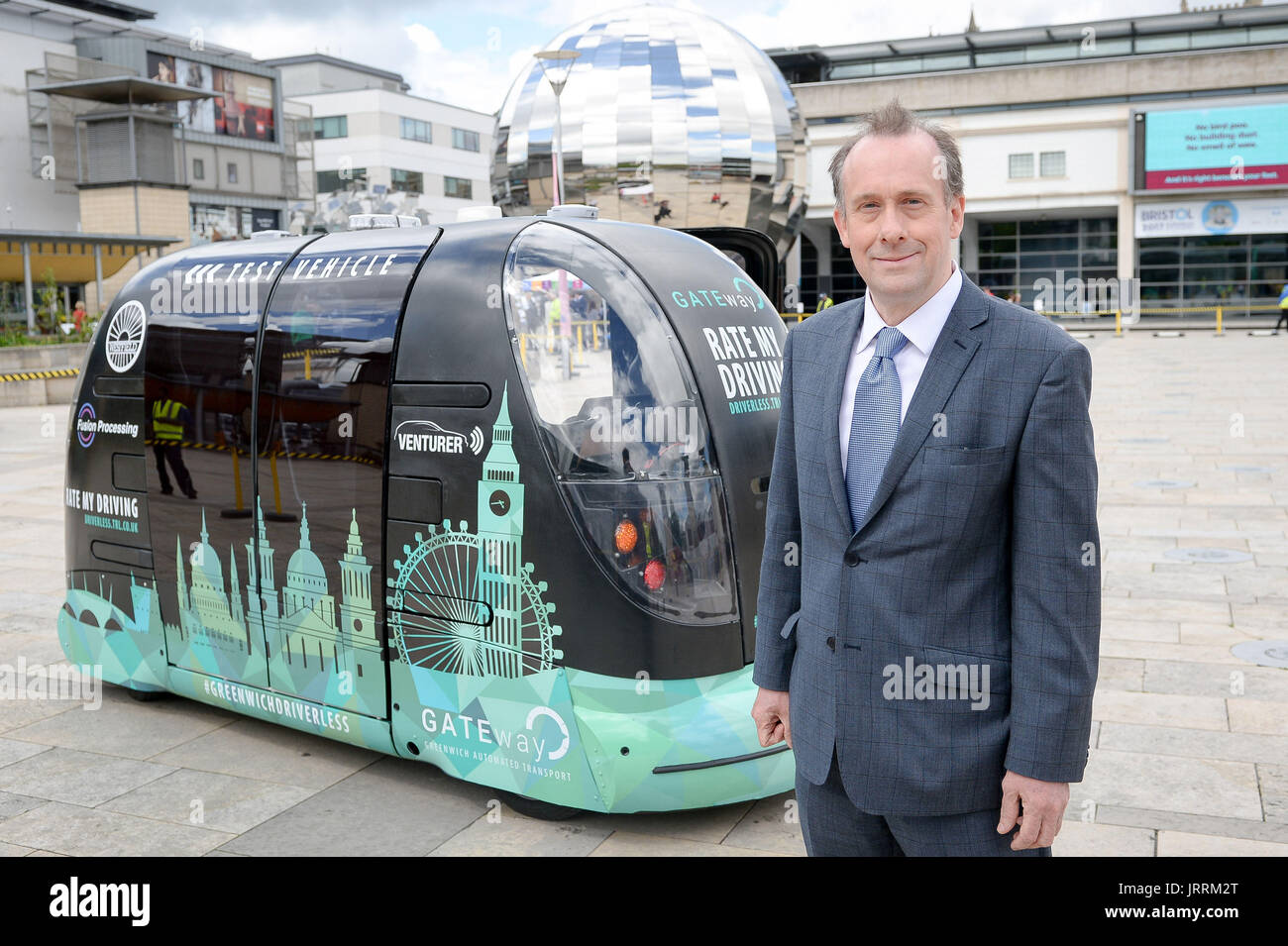 Transport Minister Herrn Callanan mit einem automatisierten Fahrzeug im Millennium Square, Bristol, Kfz-Hersteller müssen besser werden schützen internetfähigen Fahrzeuge vor Cyber-Angriffen, unter der neuen Regierung Leitlinien heute. Stockfoto