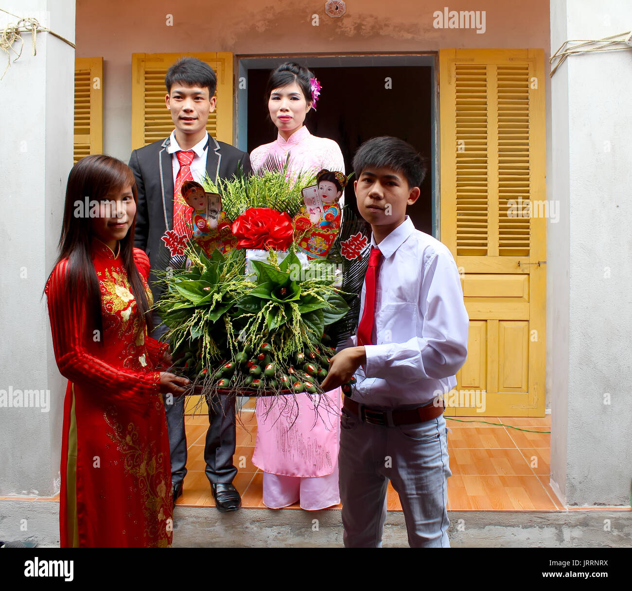 Geschenke in der Hochzeit Tradition in der Hochzeit Tradition im ländlichen  Vietnam Stockfotografie - Alamy