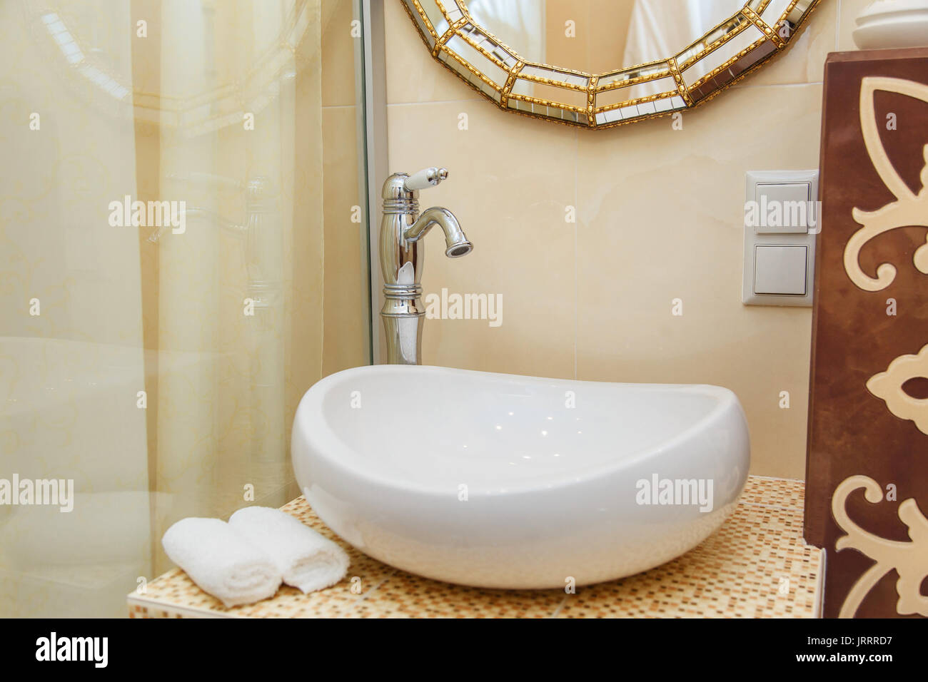 Luxuriöses Badezimmer Sanitär im Hotel Zimmer. Bad Elemente. Stockfoto