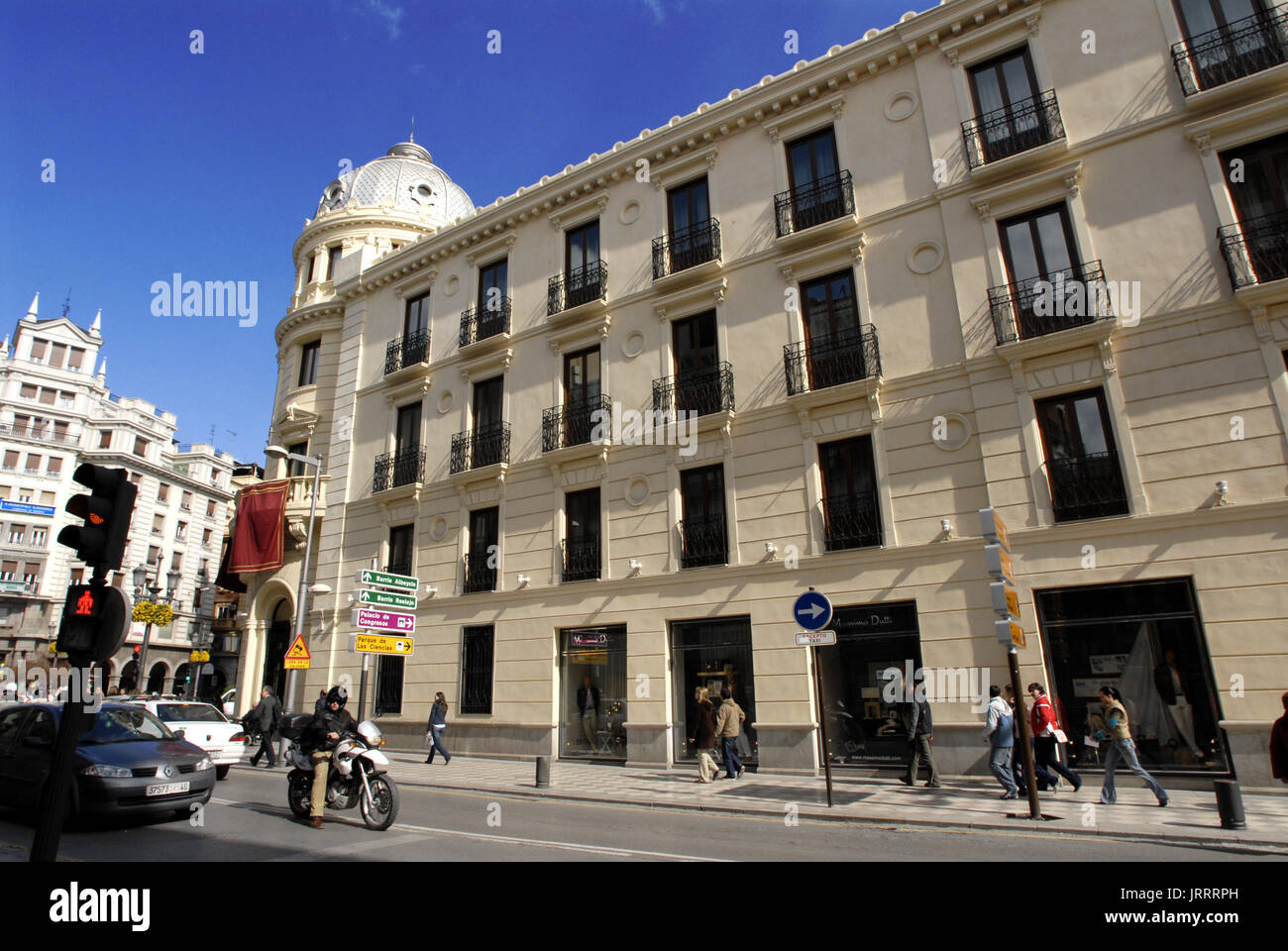 Recogidas Street und Gebäude des NH Victoria Hotel in Puerta Real, Stadt Granada, Granada, Andalusien, Spanien (Andalusien), Spanien, Europa. Stockfoto