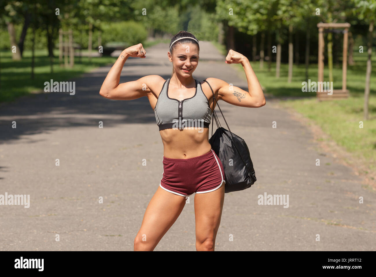 Junge Frau nach Fitness Training im Park Stockfoto