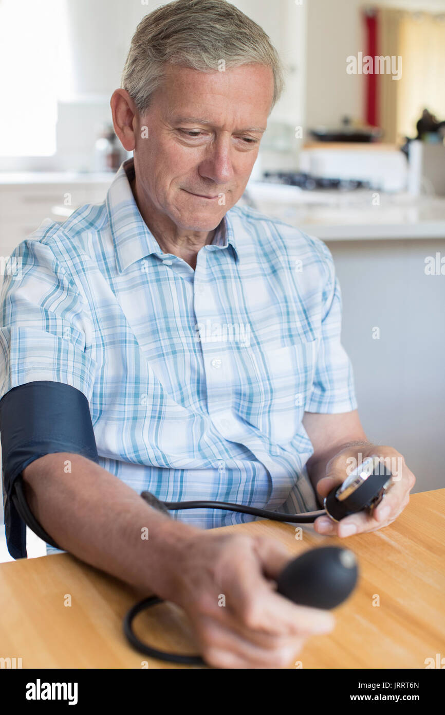 Reifer Mann Blutdruck Messen Zu Hause Stockfoto Bild 152343933