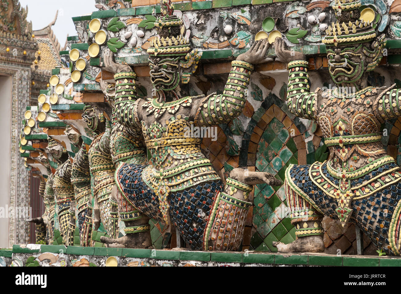 Alte chinesische Figuren mit Keramikfliesen, am Wat Arun Tempel, auf dem Fluss Chao Phraya. Yai district, Bangkok, Thailand Stockfoto