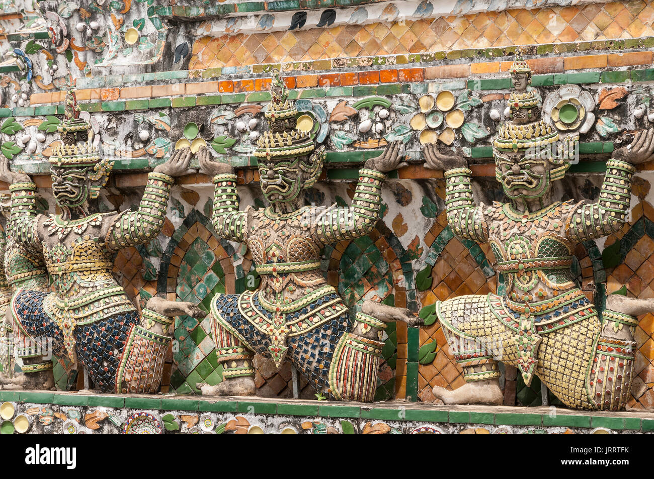 Alte chinesische Figuren mit Keramikfliesen, am Wat Arun Tempel, auf dem Fluss Chao Phraya. Yai district, Bangkok, Thailand Stockfoto