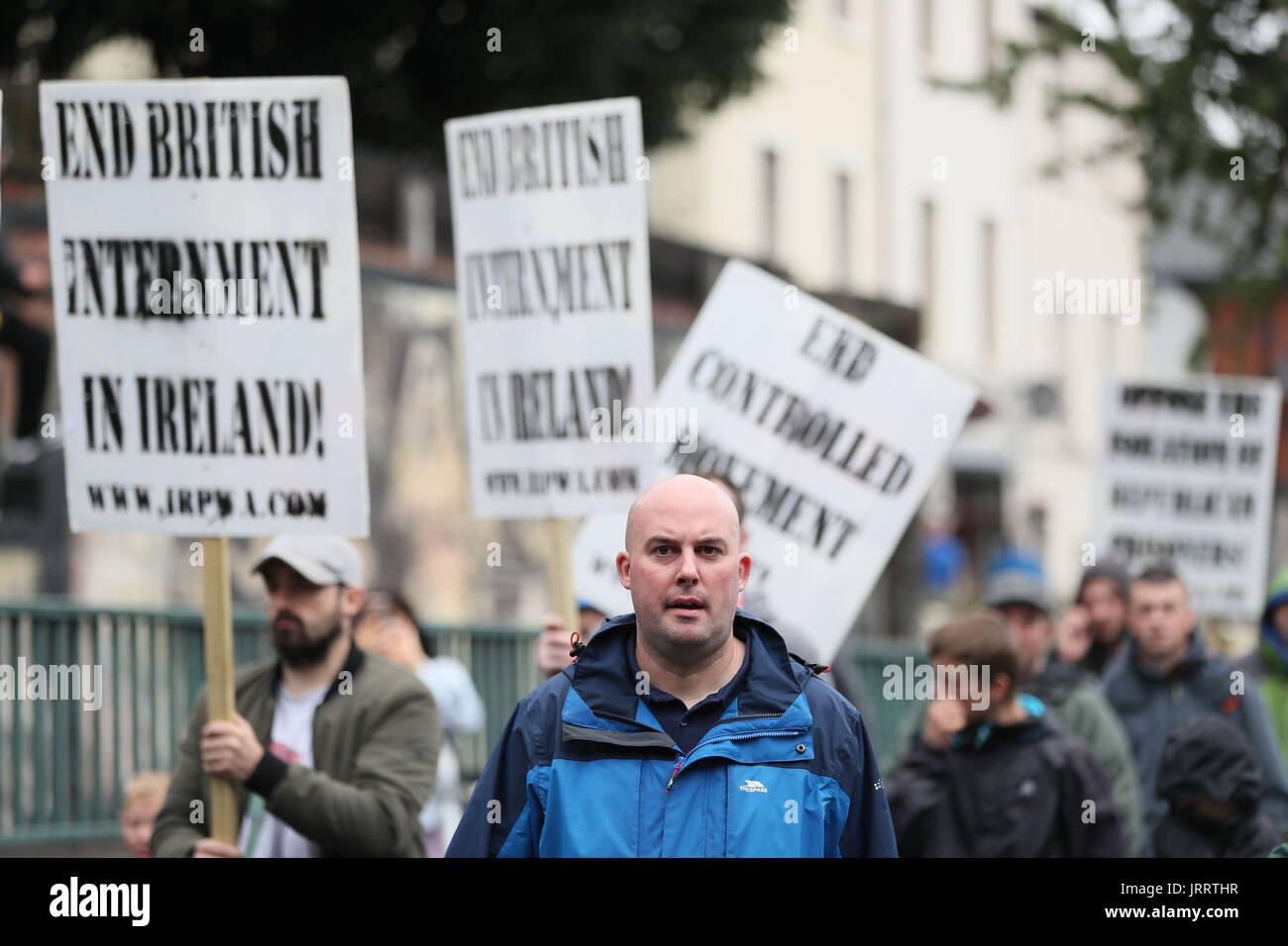 Dissident republikanischen Dee Fennell (Mitte) nimmt Teil an einer Anti-Internierung-Parade in Belfast. Stockfoto