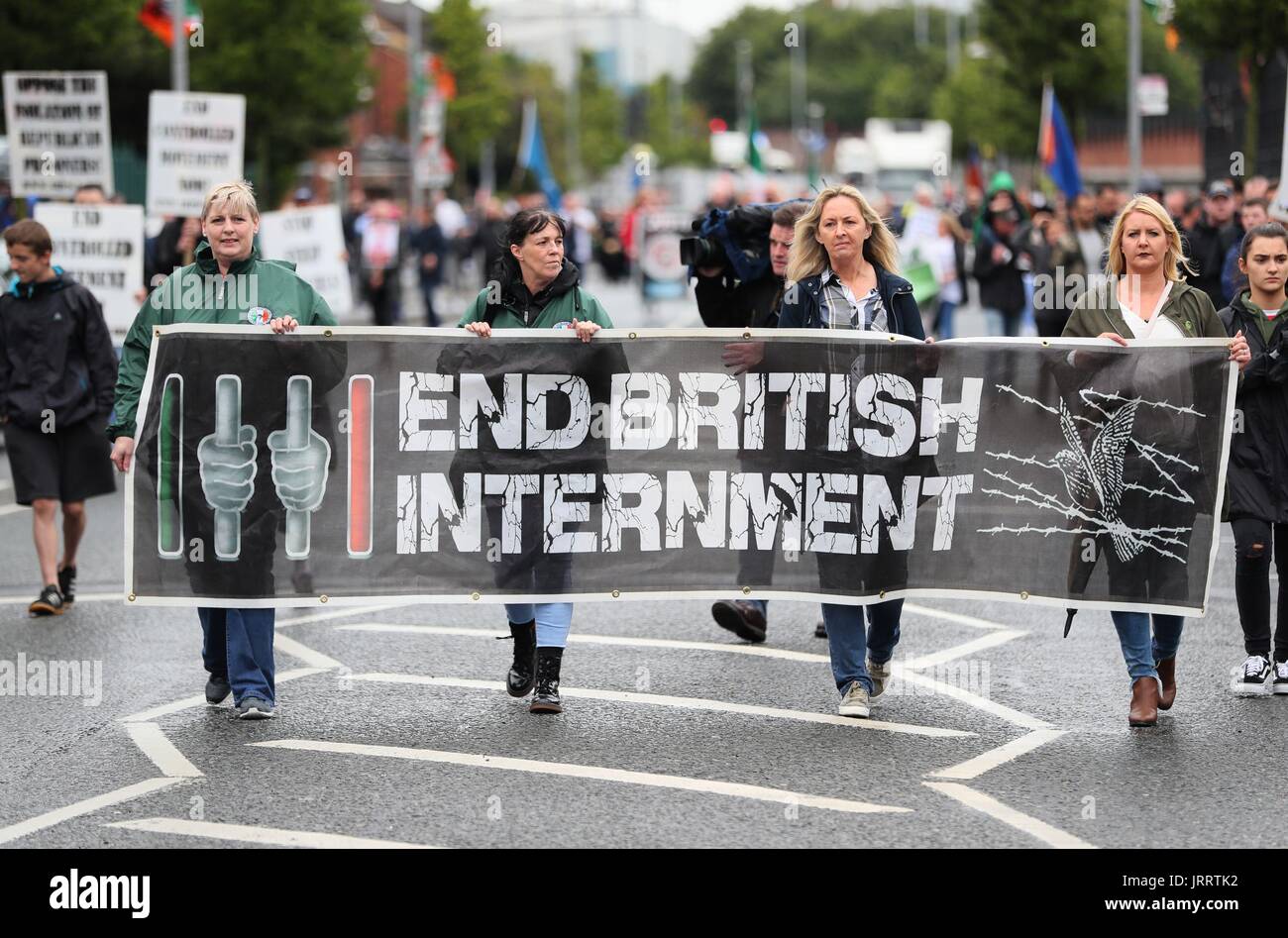 Menschen nehmen Teil an einer Anti-Internierung-Parade in Belfast. Stockfoto