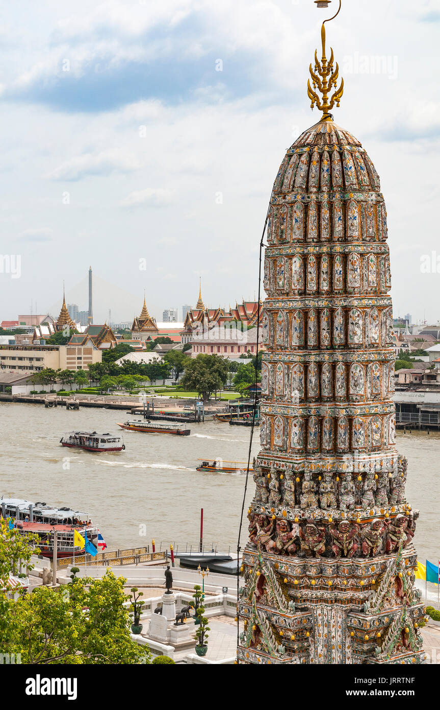 Blick über den Fluss Chao Phraya Richtung Grand Palace von Wat Arun Tempel komplex. Yai district, Bangkok, Thailand Stockfoto