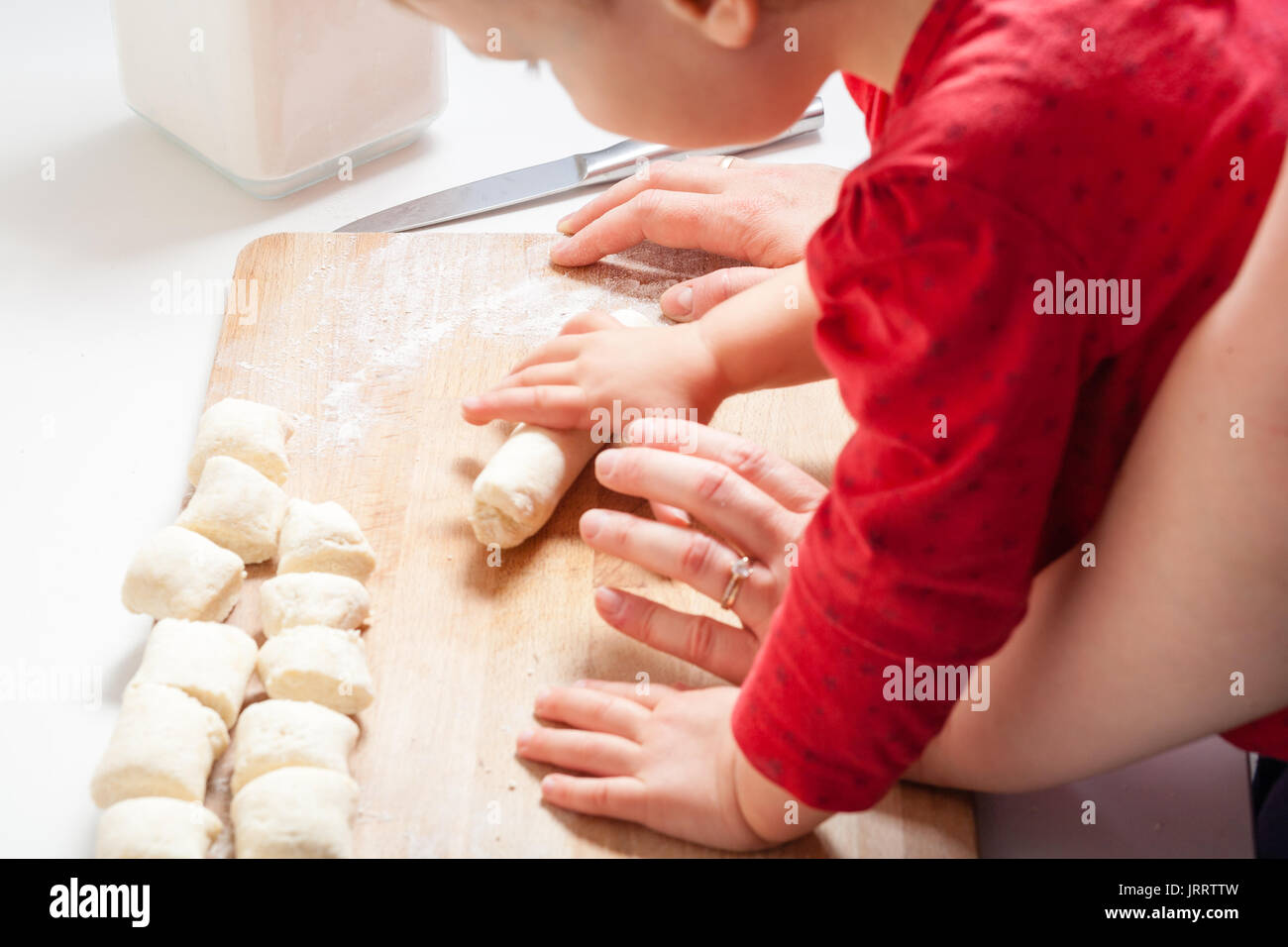 Mutter und Kind Tochter Mädchen Kochen in der Küche. Hausgemachte Speisen und kleine Helfer. Stockfoto