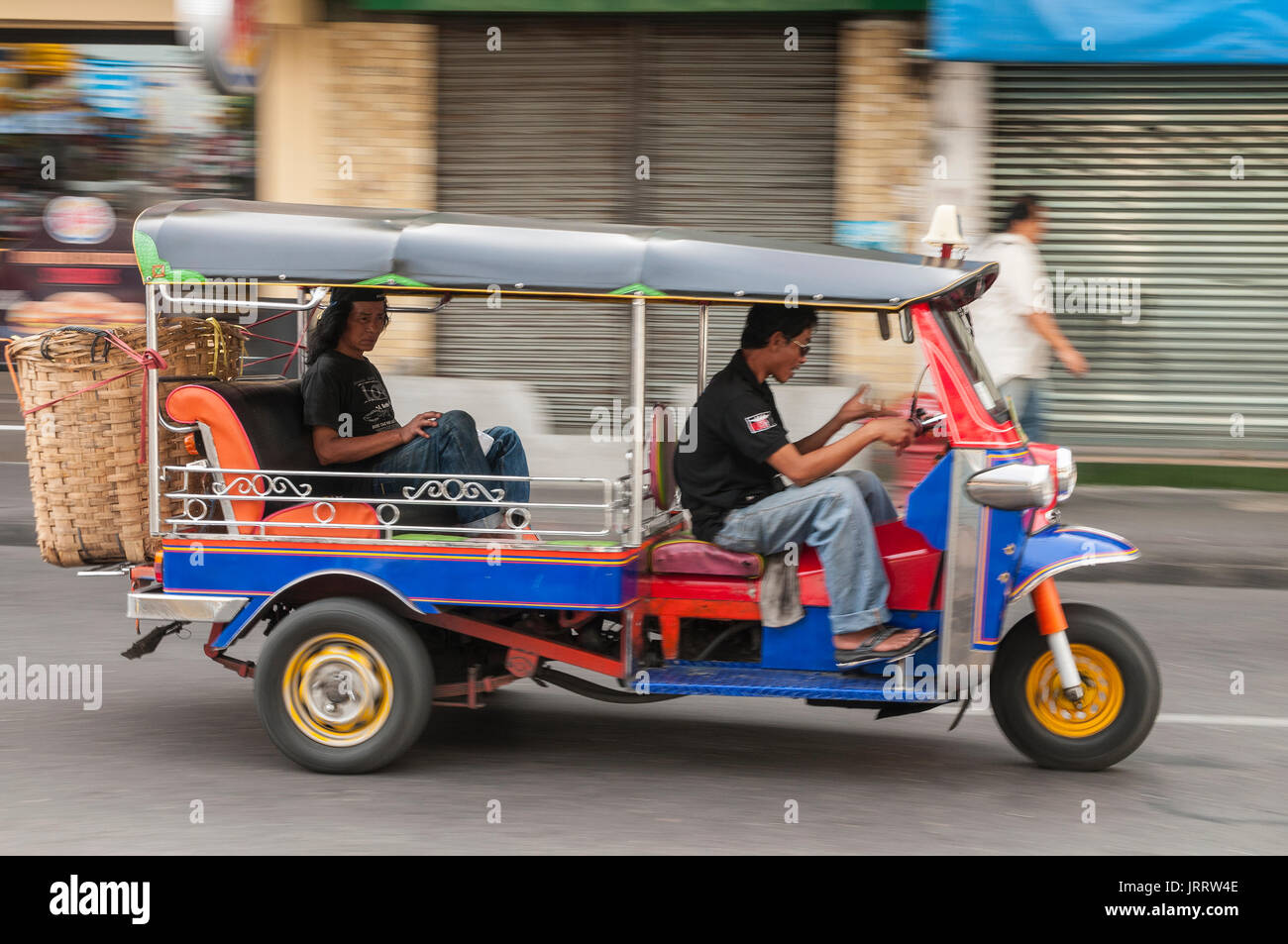 Tuktuk Taxis auf der Straße im Stadtteil Banglamphu in Bangkok, Thailand. Stockfoto