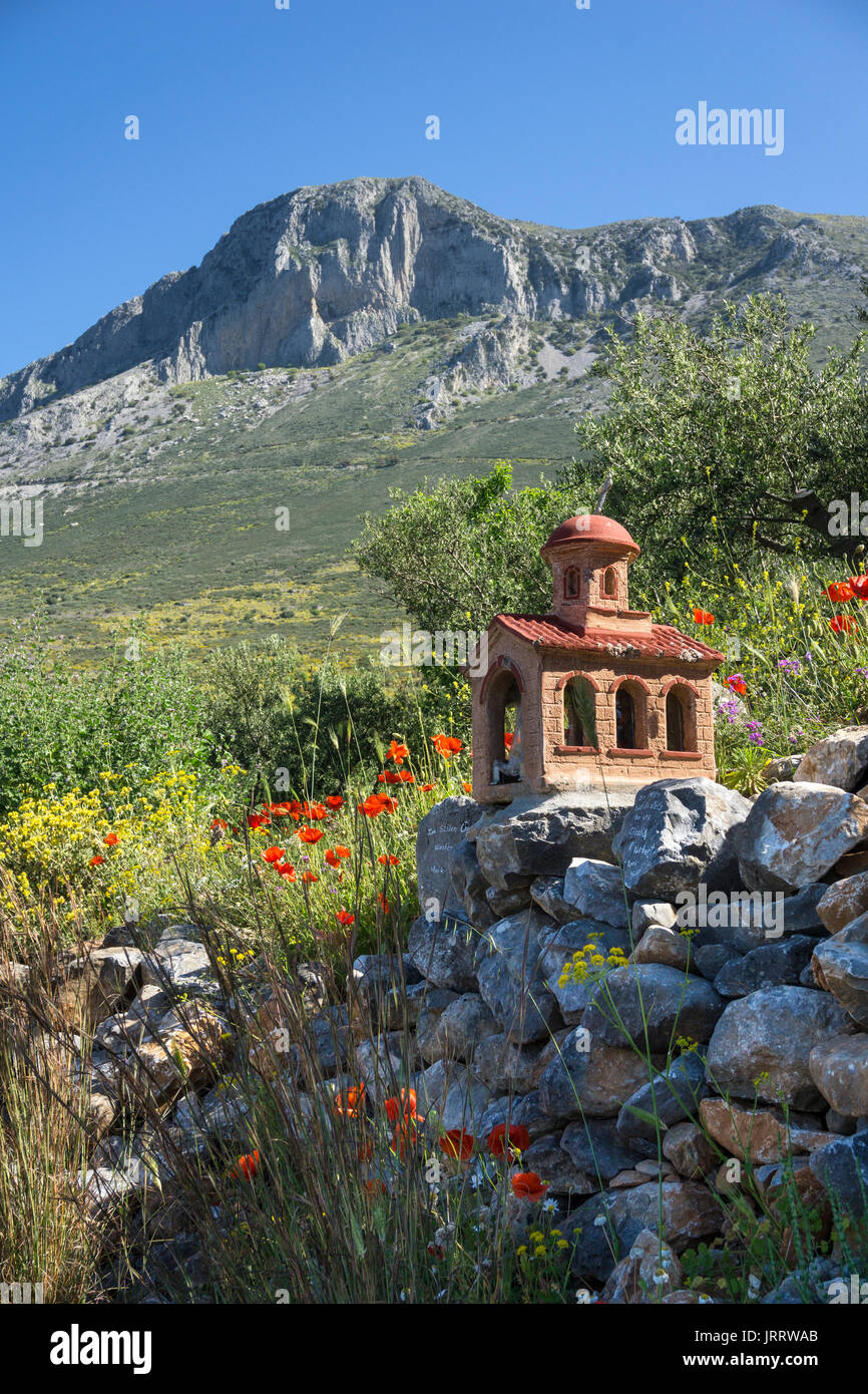 Am Straßenrand Schrein und Feder wilden Blumen in der Nähe von Agios Nikon in der Mani, Messenien, Griechenland Stockfoto