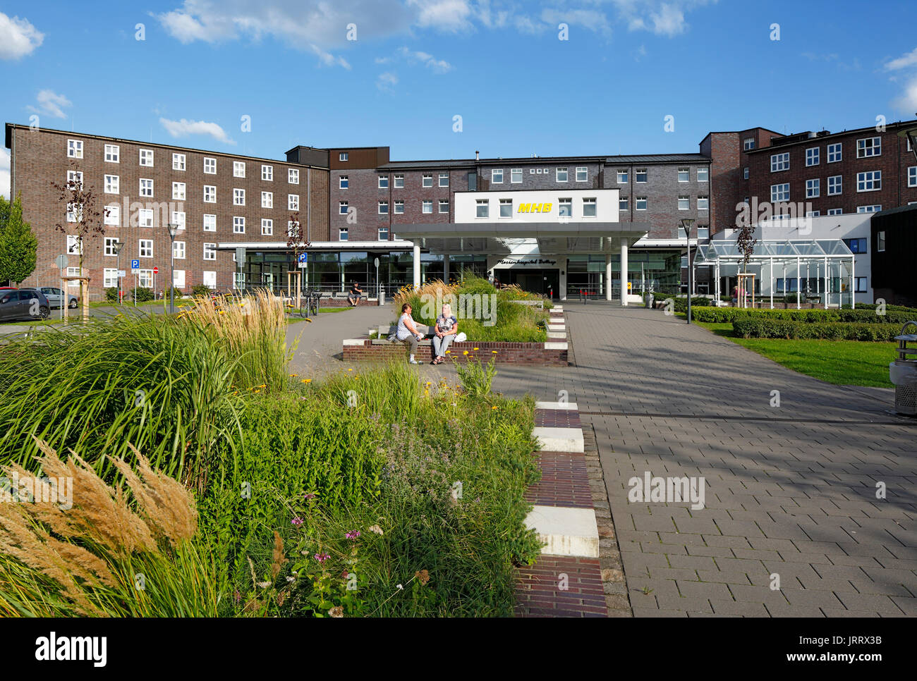 D-Bottrop, Ruhrgebiet, Westfalen, Nordrhein-Westfalen, NRW, MHB, Marienhospital Bottrop, Klinik, Akademisches Lehrkrankenhaus der Universität Duisburg-Essen, Haupteingang, Menschen Stockfoto