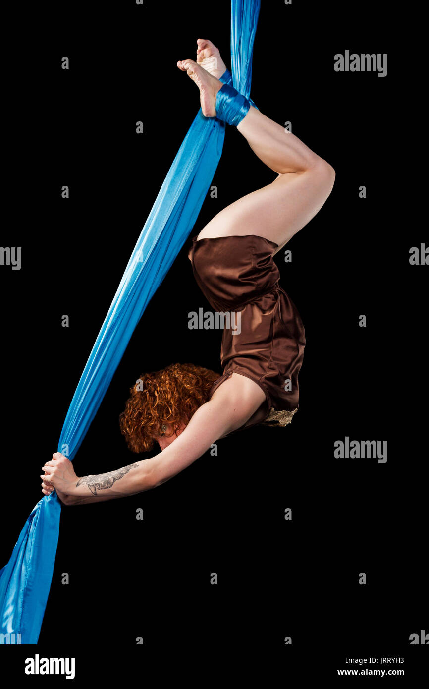Luftakrobat Frau dabei einige Tricks auf Seide Stockfoto