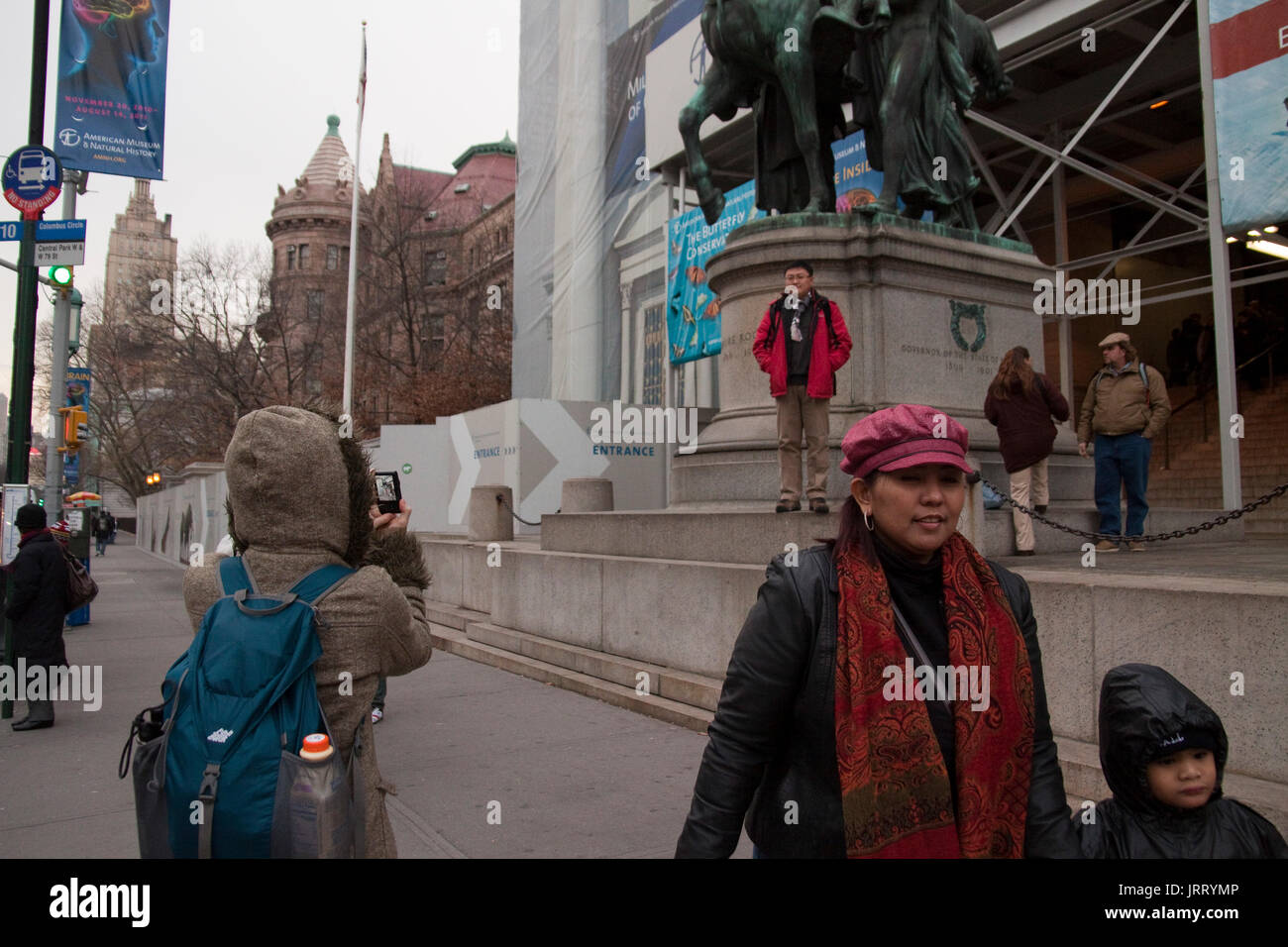 Fußgänger vorbei an der Statue von Theodore Roosevelt außerhalb des American Museum of Natural History in Central Park West, Manhattan, NY. Stockfoto