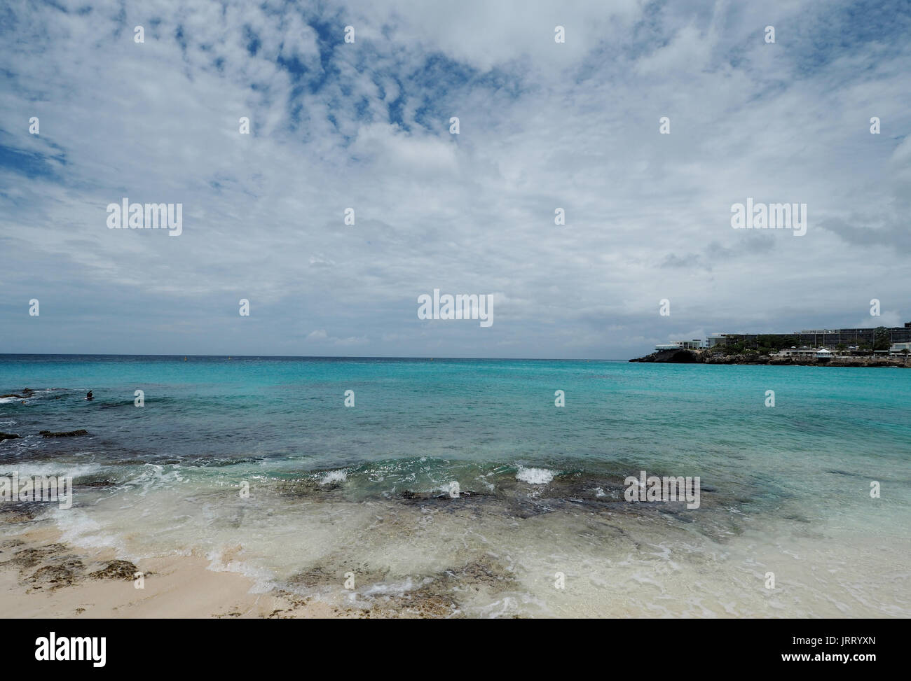 Das Karibische Meer von Maho Beach und die Sunset Beach Bar neben Princess Juliana International Airport in Sint Maarten, Niederländische Antillen Stockfoto