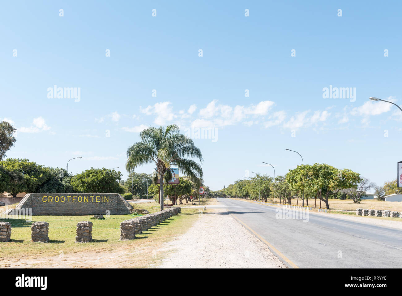 GROOTFONTEIN, NAMIBIA - 20. JUNI 2017: Der B8-Straße Eingang nach Grootfontein in der Kavango Region von Namibia Stockfoto