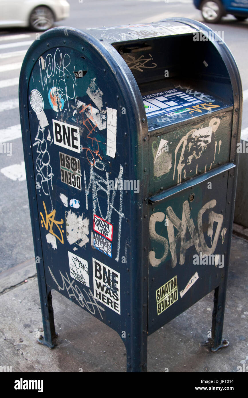 USPS Post Box mit Graffiti und Aufkleber abdecken. Stockfoto