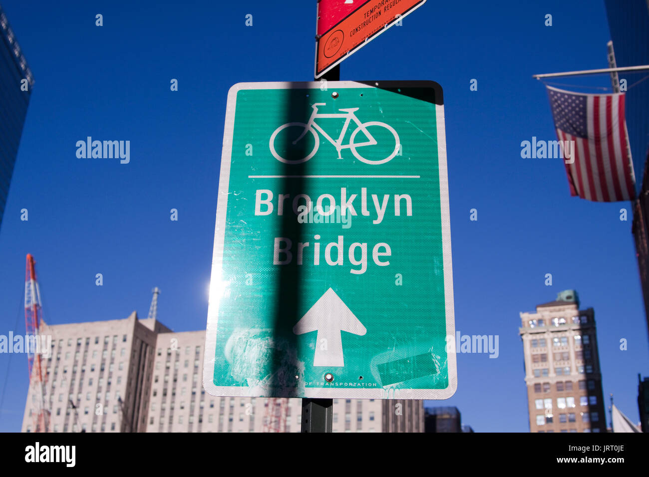 Schild Richtung der Brooklyn Bridge. Stockfoto