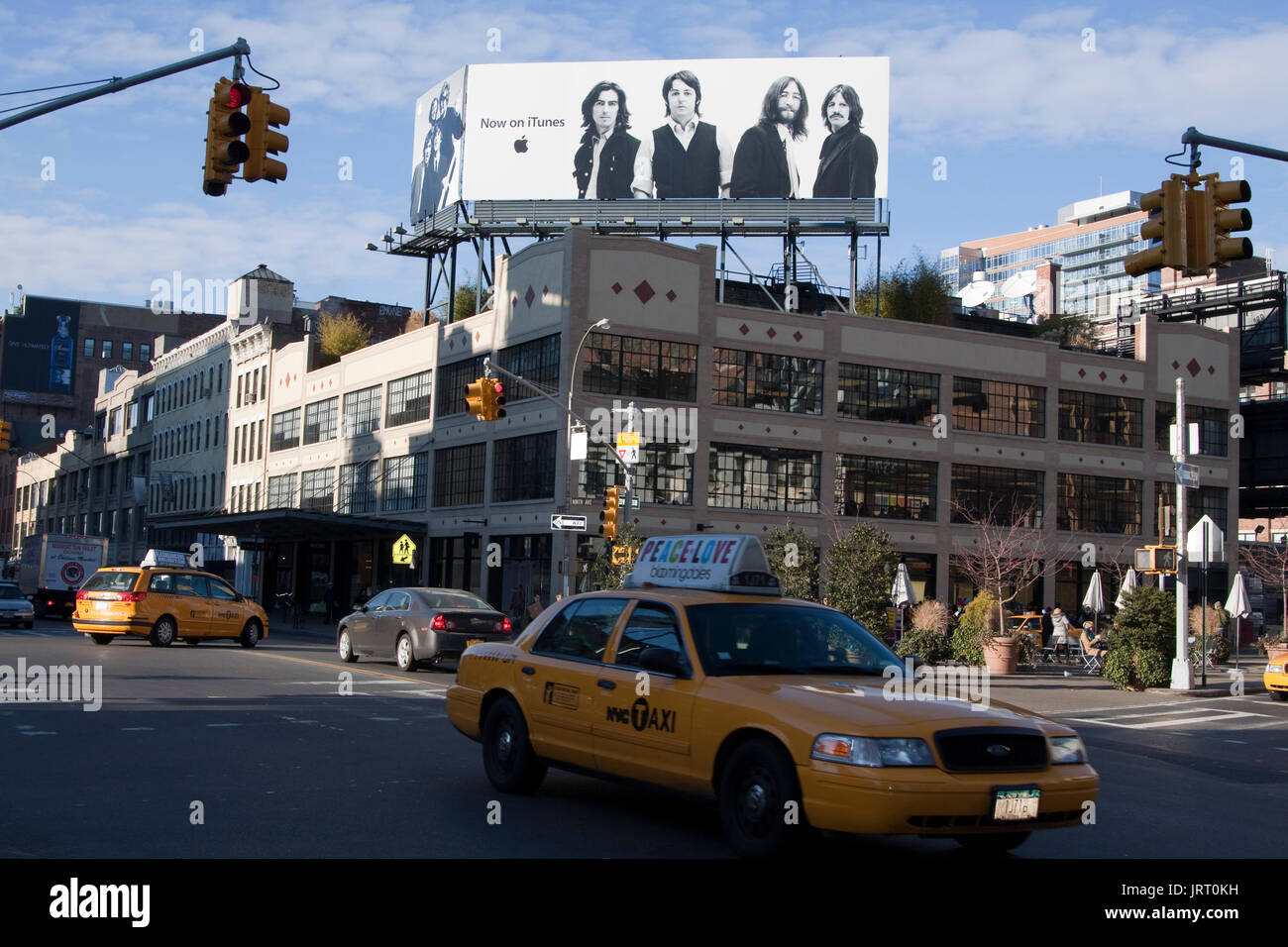 Die Beatles Anzeige auf der Oberseite des Apple Store in Manhattan, feiern Katalog der Band auf iTunes erhältlich. Stockfoto