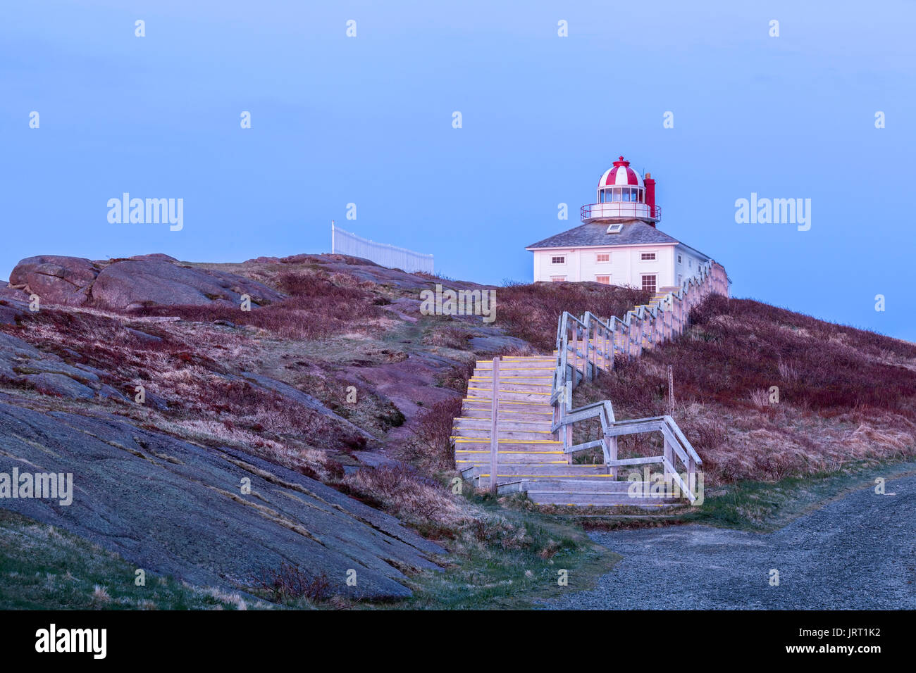 Die 1836 Leuchtturm am Cape Spear National Historic Site von Kanada in der Morgendämmerung. Cape Spear, St. John's, Neufundland und Labrador, Kanada. Stockfoto