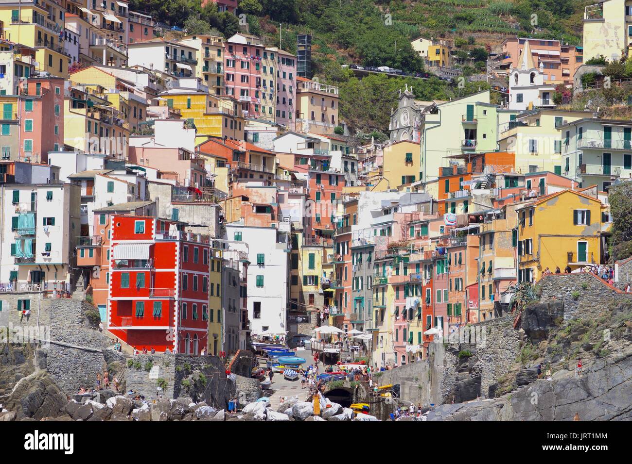 Schönes, farbenfrohes italienisches Dorf Häuser, Riomaggiore, Cinque Terre Stockfoto