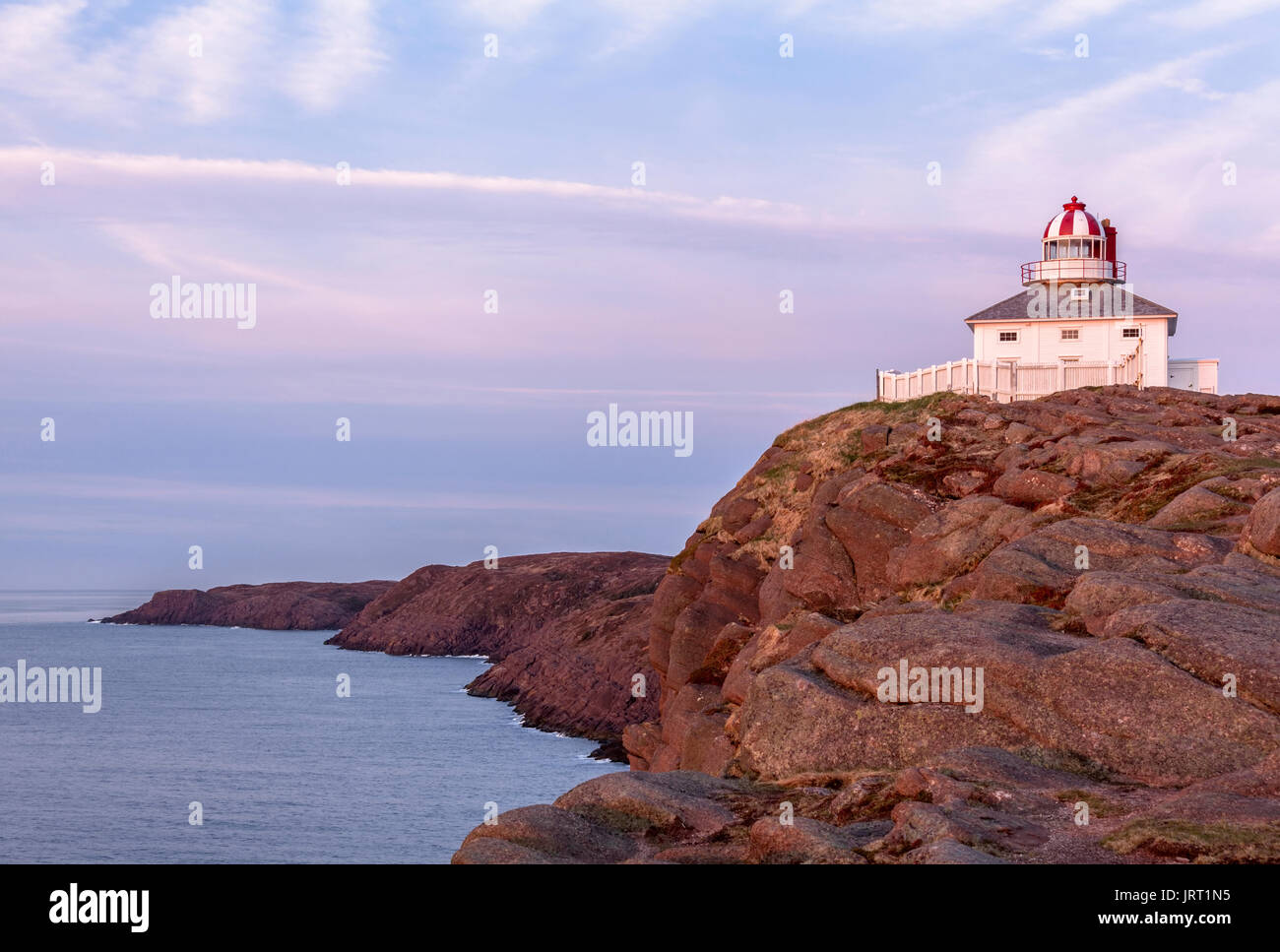 Die 1836 Leuchtturm am Cape Spear National Historic Site von Kanada bei Sonnenaufgang. Cape Spear, St. John's, Neufundland und Labrador, Kanada. Stockfoto
