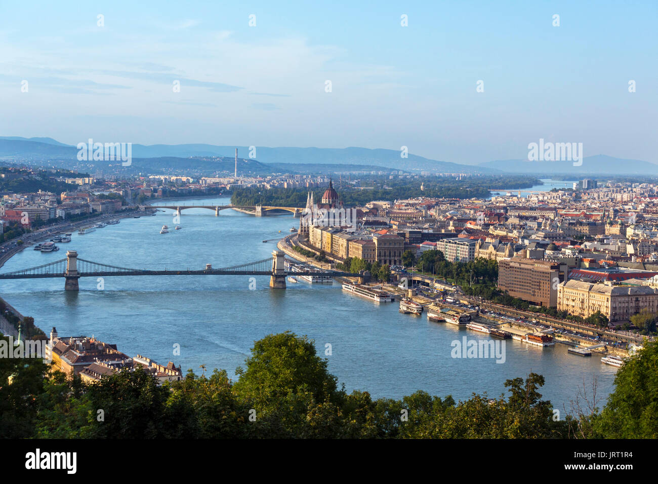 Blick von Gellert Hügel über der Donau in Richtung Pest und das Parlamentsgebäude mit der Kette Brücke über den Fluss, Budapest, Ungarn Stockfoto