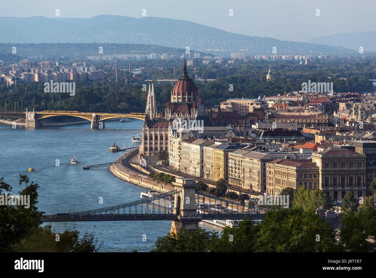 Blick von Gellert Hügel über der Donau in Richtung Pest und das Parlamentsgebäude, die Kettenbrücke im Vordergrund, Budapest, Ungarn Stockfoto