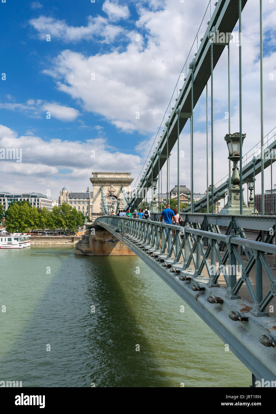 Széchenyi Kettenbrücke (Széchenyi Lánchíd) über der Donau mit Blick auf die Pestseite des Flusses, Budapest, Ungarn Stockfoto