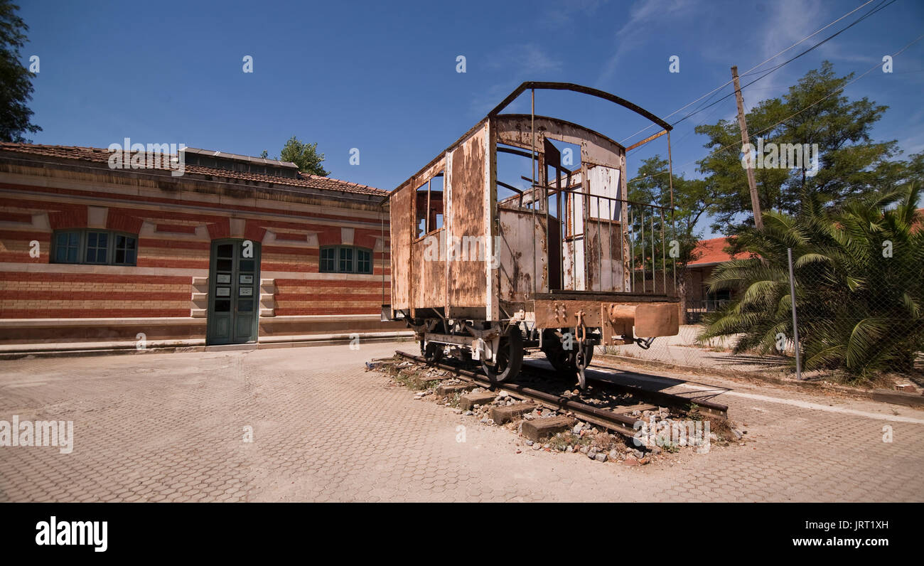 Alte Autos, die zu den Straßenbahnwagen, die für die Stadt Linares im 40s, Linares, Andalusien, Spanien zirkulieren Stockfoto