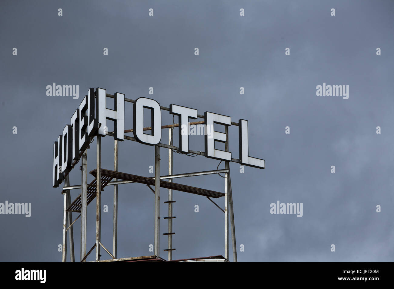 Hotel Poster für einen trüben Wintertag in der Nähe der Stadt Andujar, Andalusien, Spanien Stockfoto