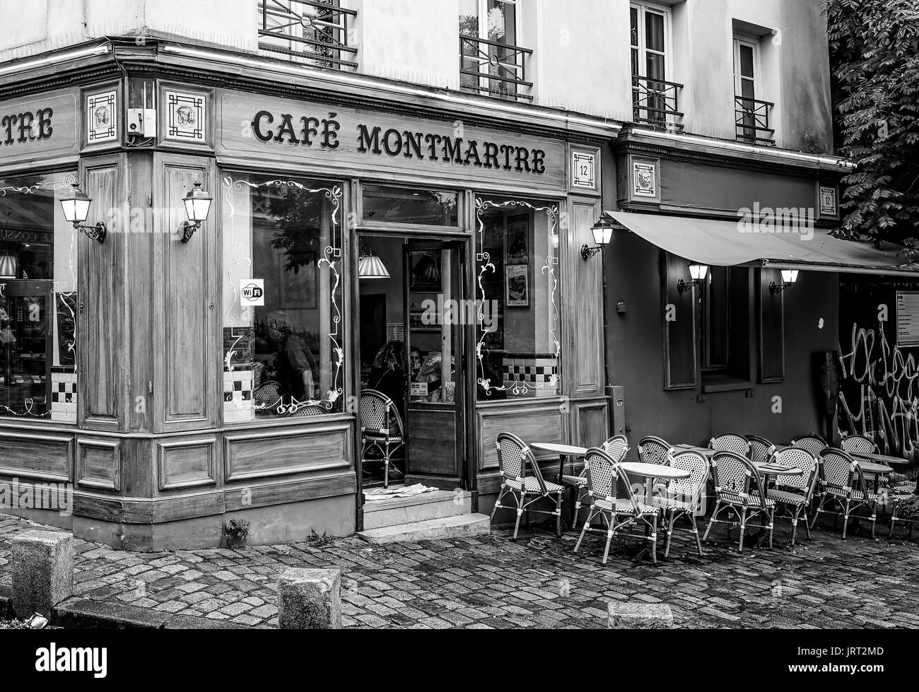 Typische Pariser Stil Street Cafe - Cafe Montmartre - Paris/Frankreich - 24. SEPTEMBER 2017 Stockfoto