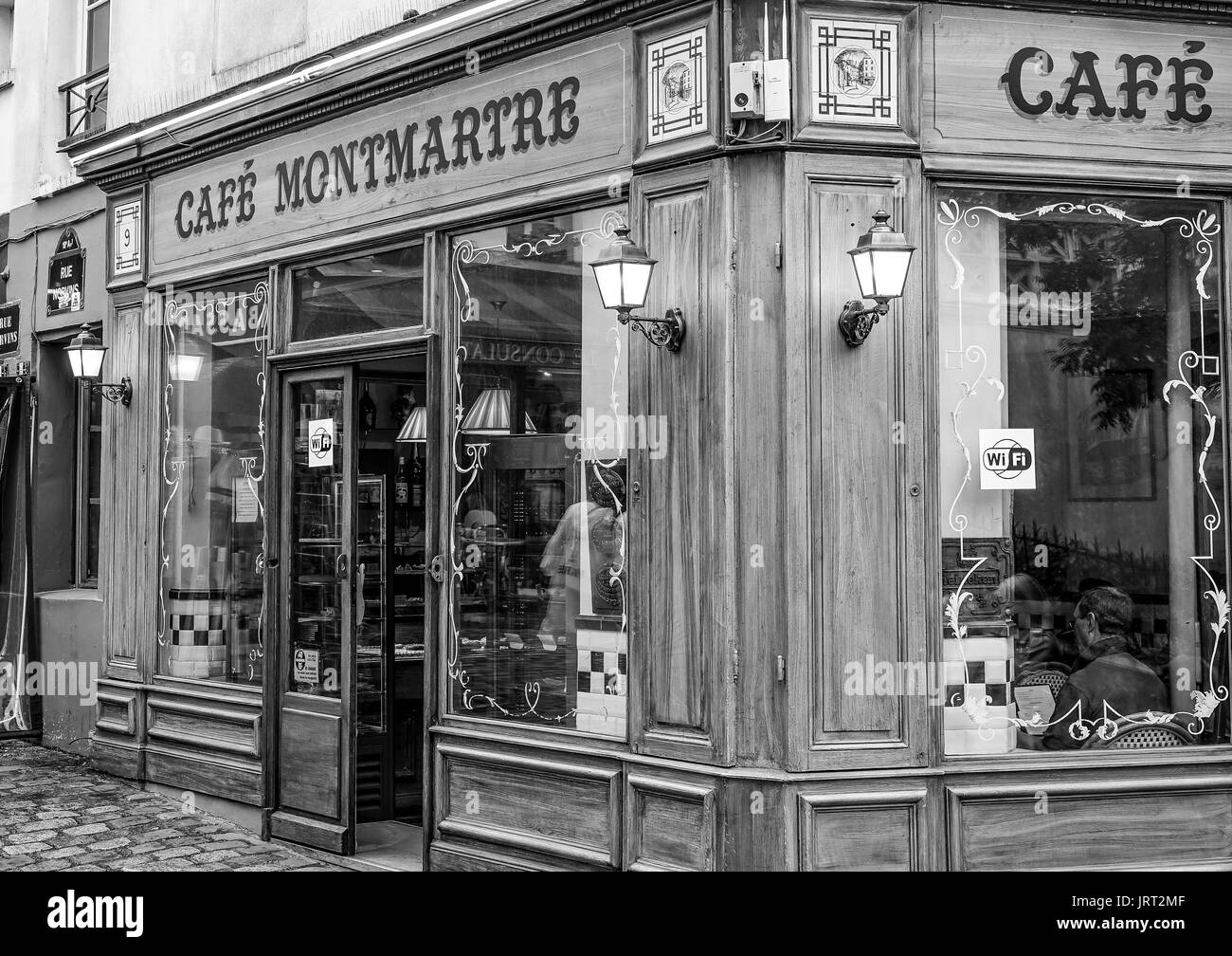 Berühmte Cafe Montmartre in Paris an einer Ecke auf dem Hügel - PARIS/FRANKREICH - 24. SEPTEMBER 2017 Stockfoto