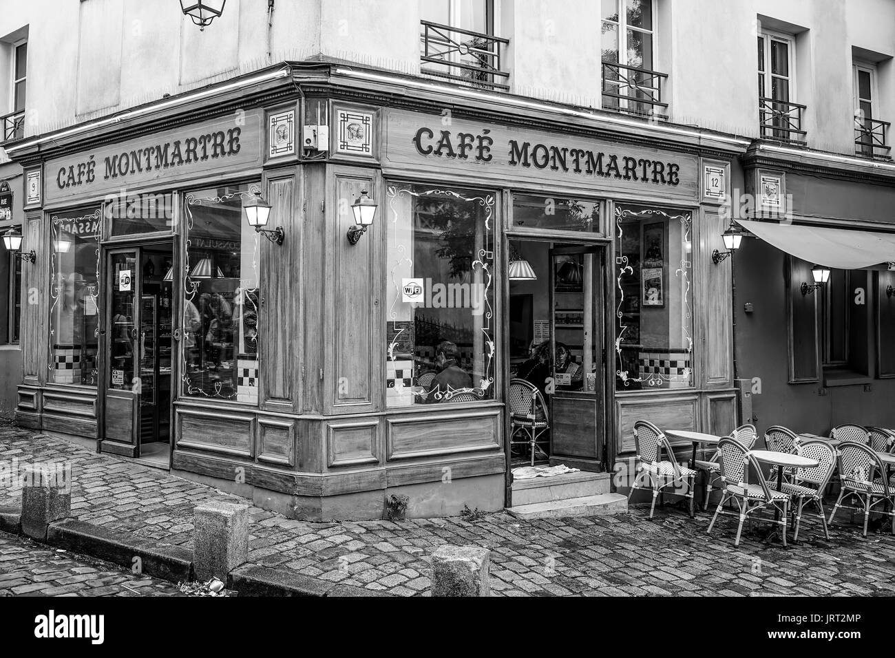 Typische Pariser Stil Street Cafe - Cafe Montmartre - Paris/Frankreich - 24. SEPTEMBER 2017 Stockfoto