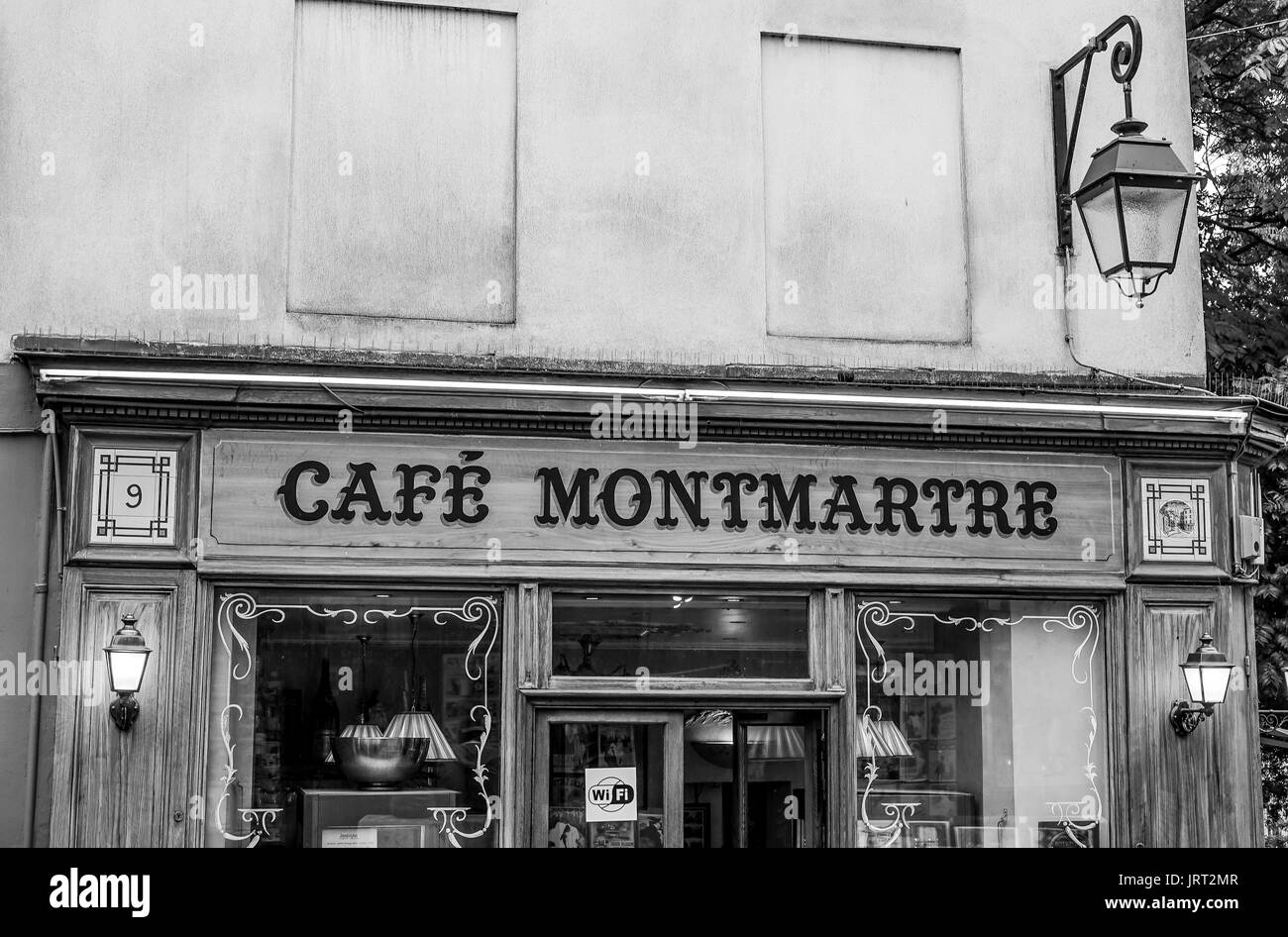 Berühmte Cafe Montmartre in Paris an einer Ecke auf dem Hügel - PARIS/FRANKREICH - 24. SEPTEMBER 2017 Stockfoto