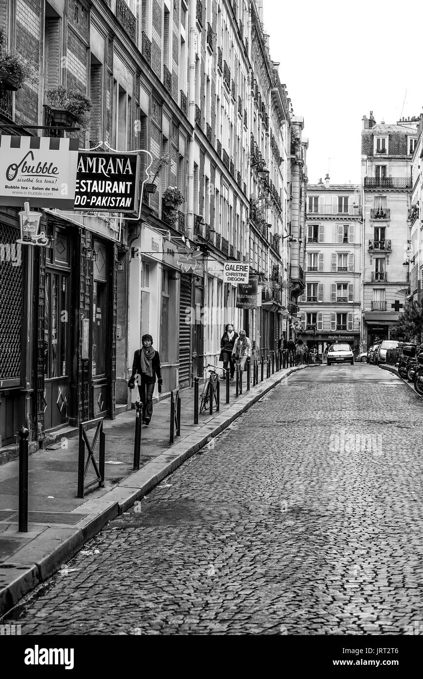 Typische Pariser Straße Blick auf Montmartre - Paris/Frankreich - 24. SEPTEMBER 2017 Stockfoto