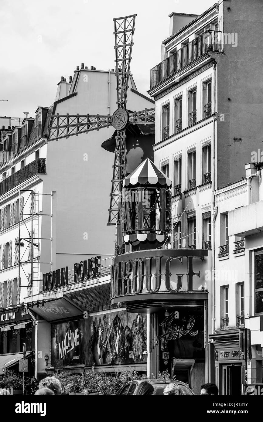 Berühmte Rote Mühle im Moulin Rouge in Paris - eine touristische Attraktion - PARIS/FRANKREICH - 24. SEPTEMBER 2017 Stockfoto