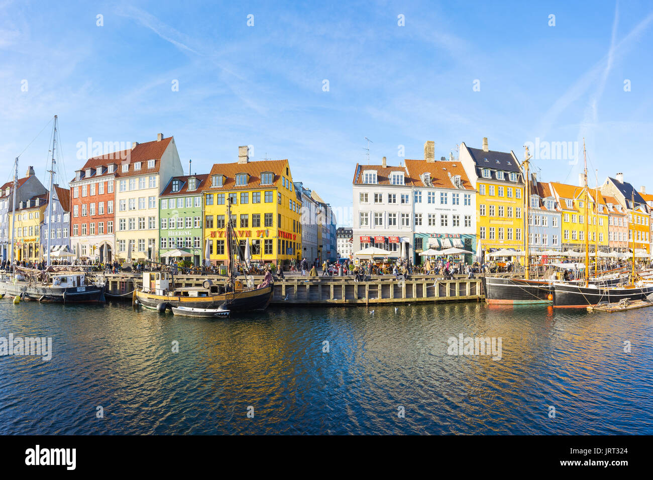 Kopenhagen, Dänemark - 1. Mai 2017: Nyhavn mit seinen malerischen Hafen mit alten Segelschiffen canals' ruckartig auf dem Wasser, und bunte Fassaden von ol Stockfoto