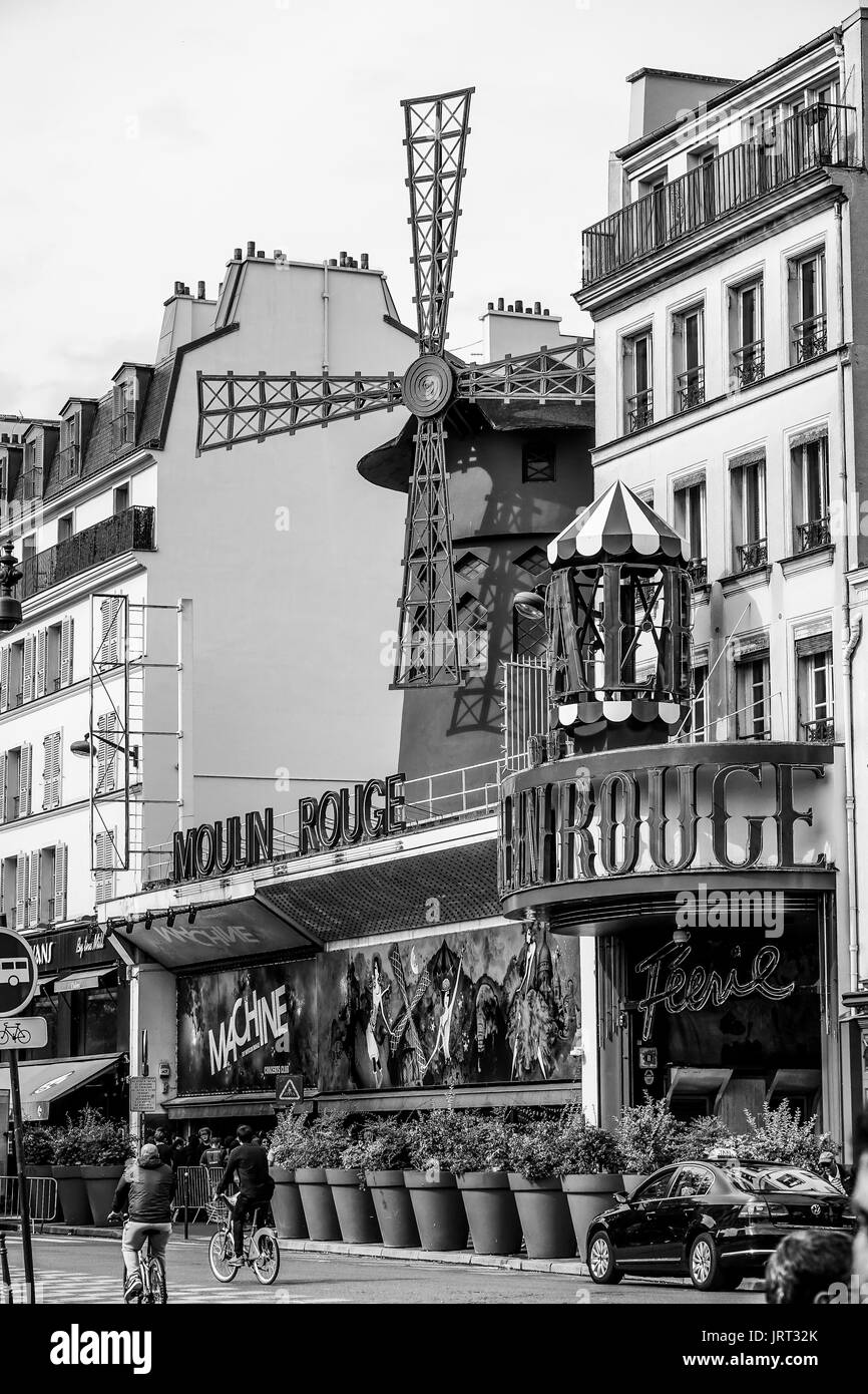 Die weltweit bekannten Moulin Rouge in Paris - wichtigste touristische Attraktion - PARIS/FRANKREICH - 24. SEPTEMBER 2017 Stockfoto