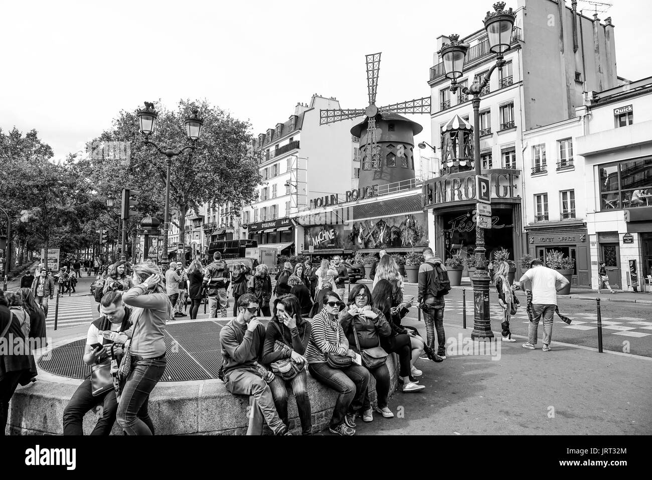 Der Platz im Moulin Rouge - ein Hot Spot für Touristen - PARIS/FRANKREICH - 24. SEPTEMBER 2017 Stockfoto
