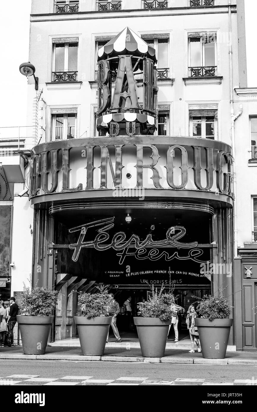 Die weltweit bekannten Moulin Rouge in Paris - wichtigste touristische Attraktion - PARIS/FRANKREICH - 24. SEPTEMBER 2017 Stockfoto