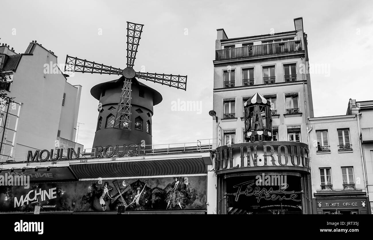 Berühmte Rote Mühle im Moulin Rouge in Paris - eine touristische Attraktion - PARIS/FRANKREICH - 24. SEPTEMBER 2017 Stockfoto